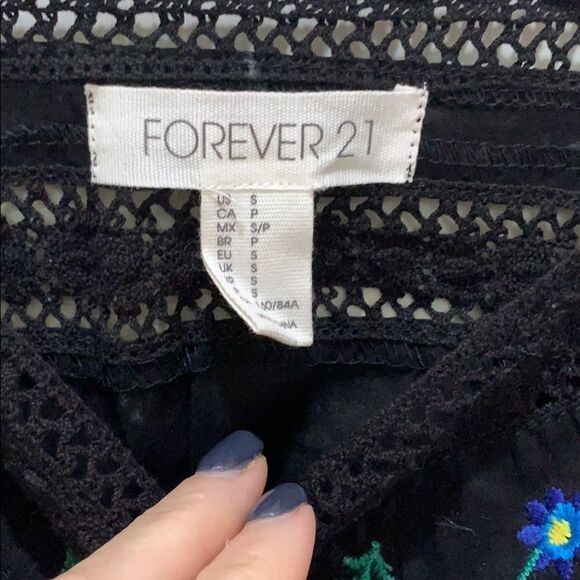 🌟 Forever 21 Crop Top - Size Small (NWOT) - Picture 2 of 3